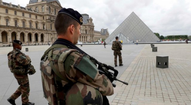 Paris'te çatışma Paris'te çatışma