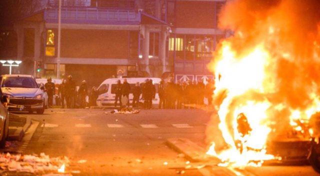 Paris'te göstericiler karakolu yaktı