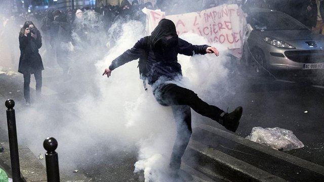 Paris&#039;te sokaklar yine karıştı