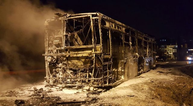 Park halindeki halk otobüsü alev alev yandı