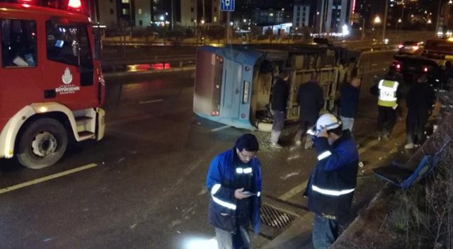 Pendik’te yolcu minibüsü devrildi: 1 yaralı