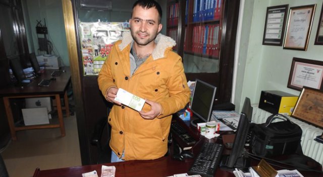 Poşet dolusu para buldu, sahibini ararken... Poşet dolusu para buldu, sahibini ararken...
