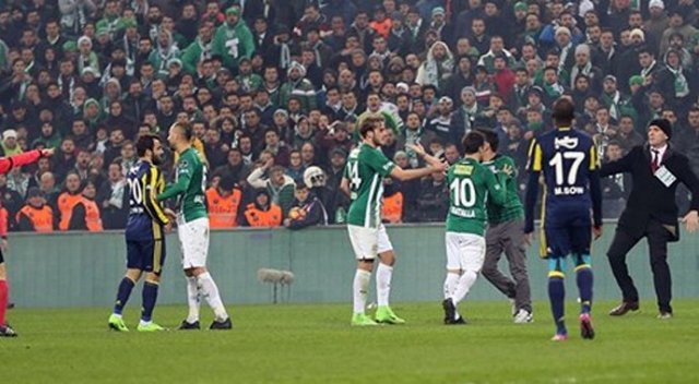 Sahaya seyirci girdi, Volkan Şen'in üzerine koştu!