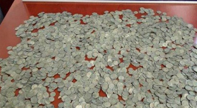 Şahsın üzerinde 3 bin 500 tarihi sikke ele geçirildi Şahsın üzerinde 3 bin 500 tarihi sikke ele geçirildi