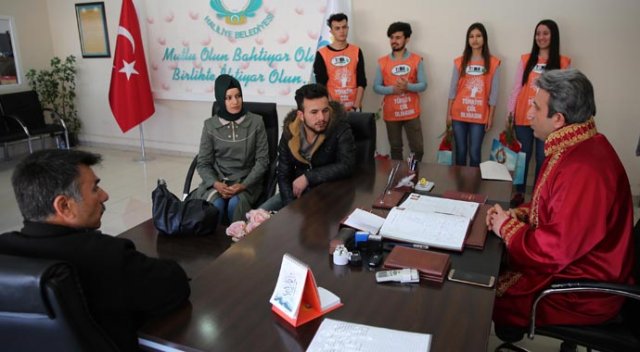 Şanlıurfa&#039;da 28 çift sevgililer gününde nikah kıydı