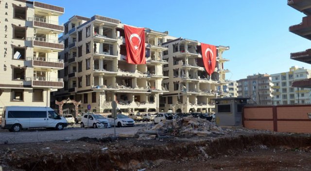 Şanlıurfa'da patlamanın zarar verdiği binalara Türk bayrakları asıldı Şanlıurfa'da patlamanın zarar verdiği binalara Türk bayrakları asıldı