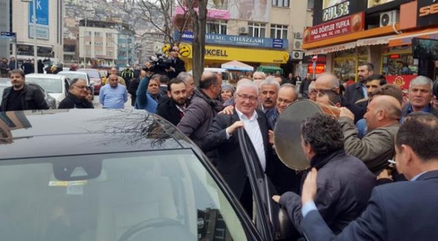 Sefa Sirmen tahliye oldu, coşkuyla karşılandı Sefa Sirmen tahliye oldu, coşkuyla karşılandı