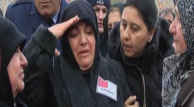 Şehit oğlunu asker selamıyla uğurladı Şehit oğlunu asker selamıyla uğurladı