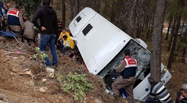 Şenlikten dönen minibüs şarampole yuvarlandı: 2 ölü, 9 yaralı
