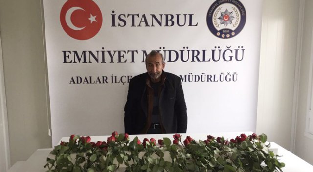 Sevgililer Günü'nde gül çaldı, polise yakalandı Sevgililer Günü'nde gül çaldı, polise yakalandı