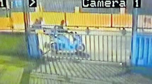 Şişli'de motosiklet çalan hırsızlar kamerada Şişli'de motosiklet çalan hırsızlar kamerada