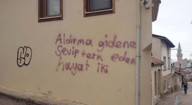 Sprey bitince aşk mesajı yarıda kaldı Sprey bitince aşk mesajı yarıda kaldı