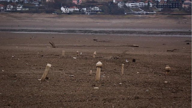 Sular çekilince tarihi mezarlar ortaya çıktı