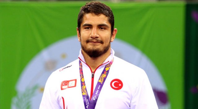 Taha Akgül, dünyanın en iyi güreşçisi seçildi Taha Akgül, dünyanın en iyi güreşçisi seçildi
