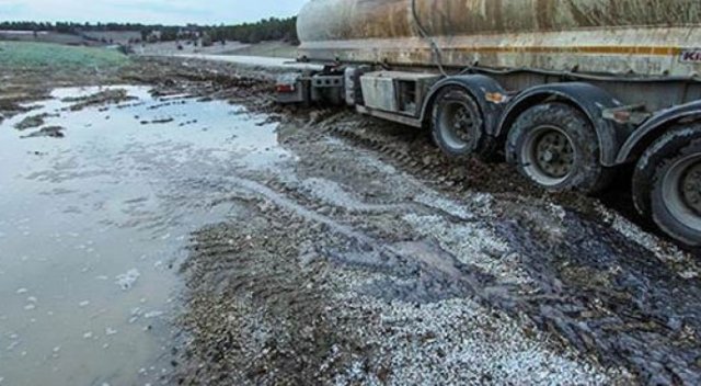 Tankerdeki asit yola aktı