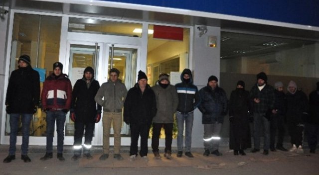 TOKİ'den ev için 4 gündür banka önünde bekliyorlar TOKİ'den ev için 4 gündür banka önünde bekliyorlar