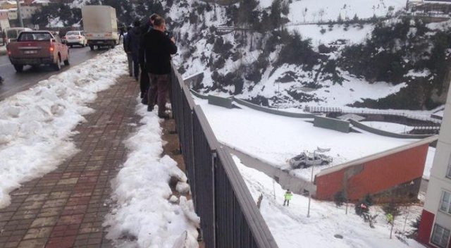 Trabzon&#039;da korkunç kaza! Kamyonet binanın üzerine düştü: 1 ölü