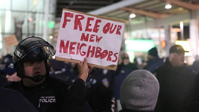 Trump'ın kararından sonra 100 bin vize iptal edildi Trump'ın kararından sonra 100 bin vize iptal edildi