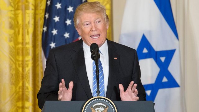 Trump'tan medya ve istihbarat birimlerine Flynn çıkışı Trump'tan medya ve istihbarat birimlerine Flynn çıkışı
