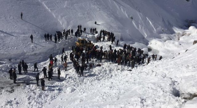 Van'da iş makinesinin üzerine çığ düştü Van'da iş makinesinin üzerine çığ düştü