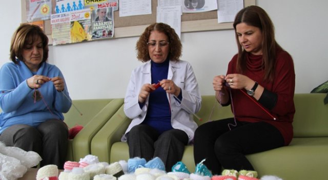 Van'daki öğretmenler minik ayaklar için örüyor Van'daki öğretmenler minik ayaklar için örüyor