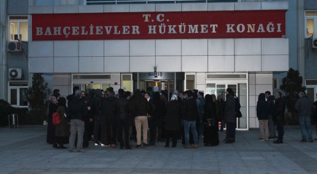 Yeni çipli kimlik kartı için geceden sıraya girdiler