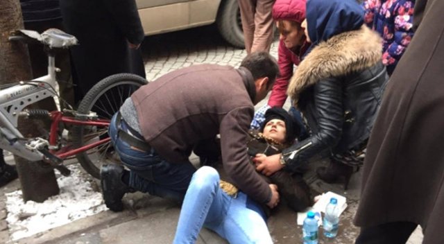 Yolda yürürken kafasına pencere düşen genç kız ağır yaralandı Yolda yürürken kafasına pencere düşen genç kız ağır yaralandı