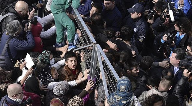 Yunan göç bakanına sığınmacı tepkisi Yunan göç bakanına sığınmacı tepkisi
