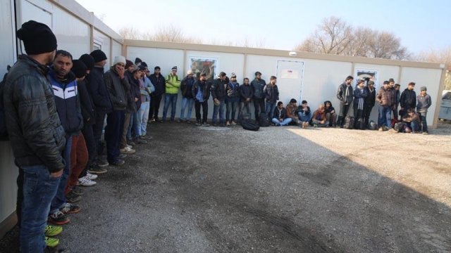 Yunanistan kaçak göçmenleri Türkiye sınırına bıraktı Yunanistan kaçak göçmenleri Türkiye sınırına bıraktı