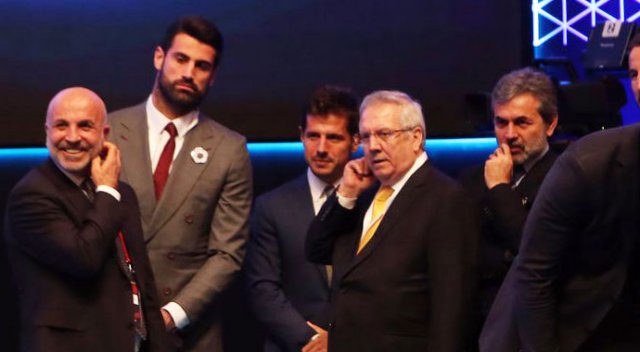 "Aykut'un yardımcısı ol" teklifine Emre'den net cevap "Aykut'un yardımcısı ol" teklifine Emre'den net cevap