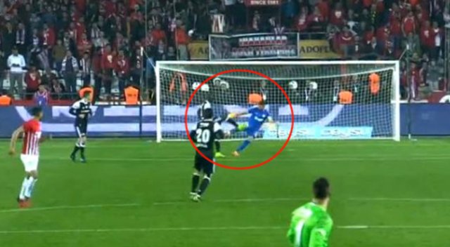 Aboubakar, Antalyaspor maçında kırmızı kart gördü
