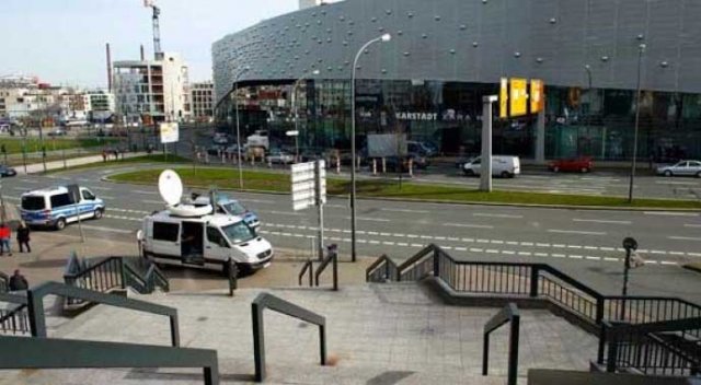 Almanya'da canlı bomba paniği! AVM kaptıldı Almanya'da canlı bomba paniği! AVM kaptıldı