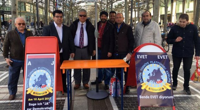 Almanya&#039;da halk oylaması bilgilendirme standı
