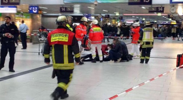 Almanya'da tren istasyonunda baltalı saldırı