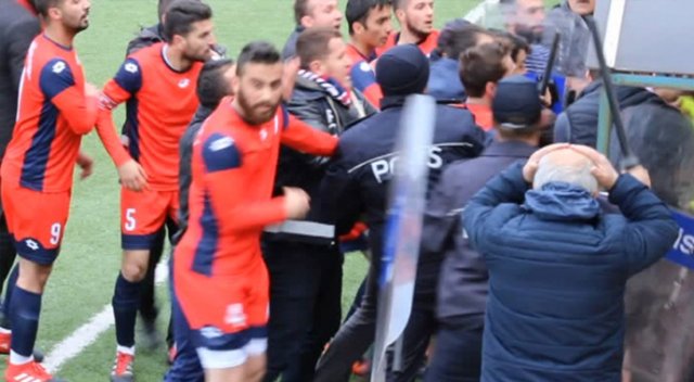 Amatör maçta saha karıştı Amatör maçta saha karıştı
