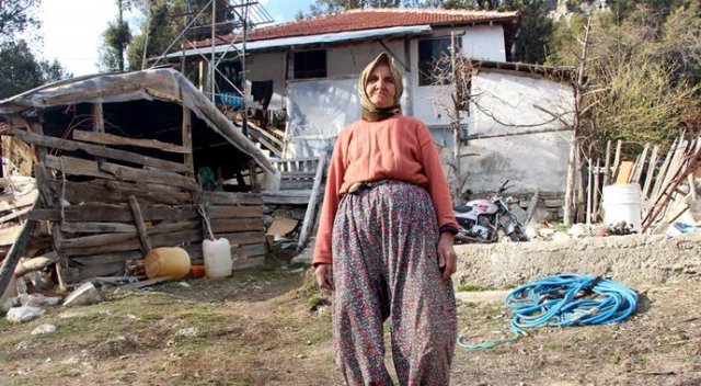 Antalya Kumluca'da heyelan nedeniyle 12 ev boşaltıldı Antalya Kumluca'da heyelan nedeniyle 12 ev boşaltıldı