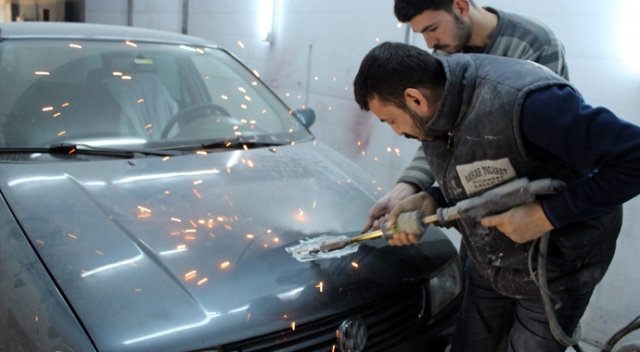 Aşçıydı, çarpa çarpa kaportacı oldu Aşçıydı, çarpa çarpa kaportacı oldu