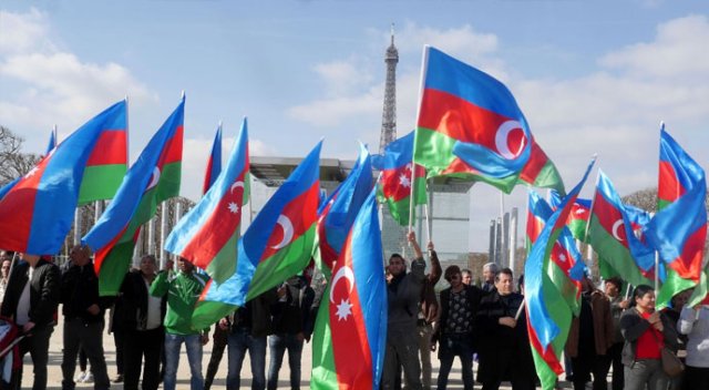Azerbaycan vatandaşlarından Paris’te protesto