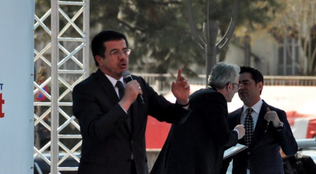 Bakan Zeybekci: &#039;17 Nisan’da Uşak’ta diz kıra kıra Zeybek oynayacağız&#039;