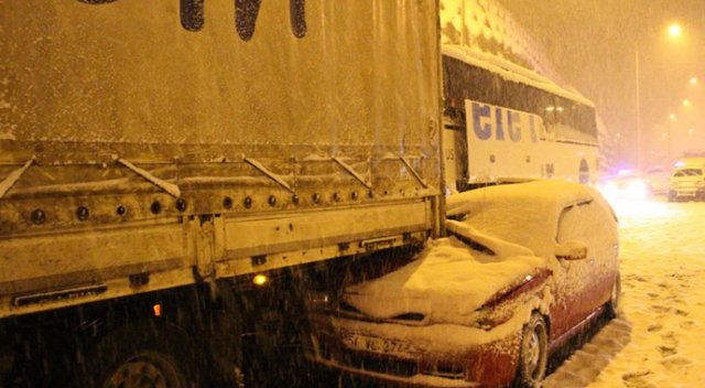Bolu Dağı'nda kar yağışı kazalara sebep oldu Bolu Dağı'nda kar yağışı kazalara sebep oldu