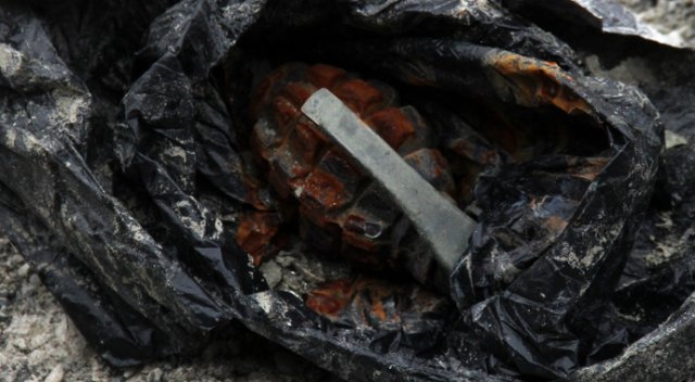 Bulunan el bombasını meraklı vatandaş canlı yayınladı