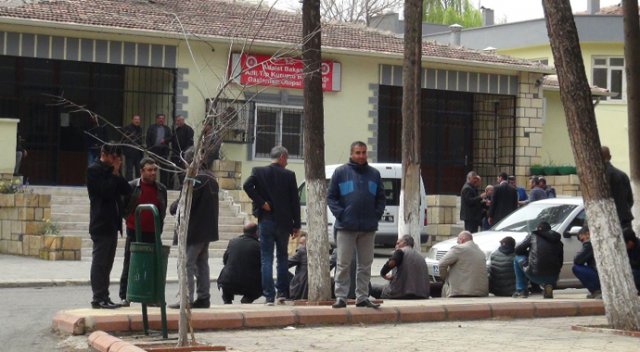 Cami bahçesinde iskele altında kaldı Cami bahçesinde iskele altında kaldı