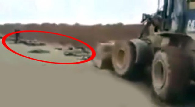 Cansız bedenlerin kepçeyle dereye atıldığı görüntüler kan dondurdu Cansız bedenlerin kepçeyle dereye atıldığı görüntüler kan dondurdu