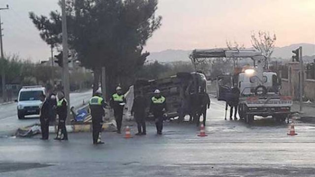 Çevik kuvvet minibüsü ile otomobil çarpıştı: 7&#039;si polis 9 yaralı