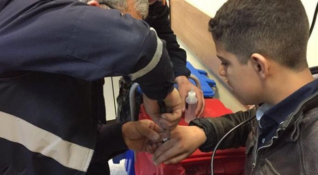 Çocuğun parmağına sıkışan yüzük kesilerek çıkarıldı Çocuğun parmağına sıkışan yüzük kesilerek çıkarıldı