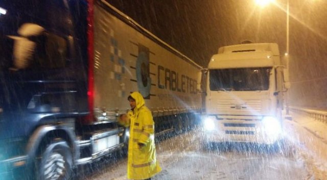 Çorum-Samsun karayolu trafiğe kapandı Çorum-Samsun karayolu trafiğe kapandı
