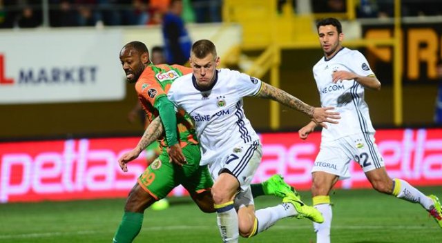 Defansta Kjaer&#039;i aradı