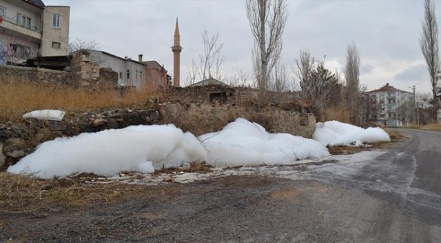 Dere suyu yeniden köpürdü Dere suyu yeniden köpürdü