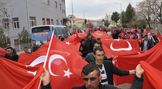 Diyarbakır’da 400 metrelik Türk bayrağı ile teröre tepki yürüyüşü Diyarbakır’da 400 metrelik Türk bayrağı ile teröre tepki yürüyüşü