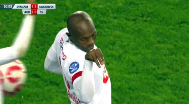 Dünyada bir ilk! Nusret yıldız futbolcuyu yaktı! Dünyada bir ilk! Nusret yıldız futbolcuyu yaktı!